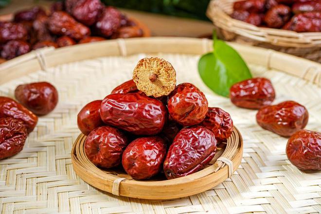 老年人吃紅棗補氣血，生吃還是熟吃好？